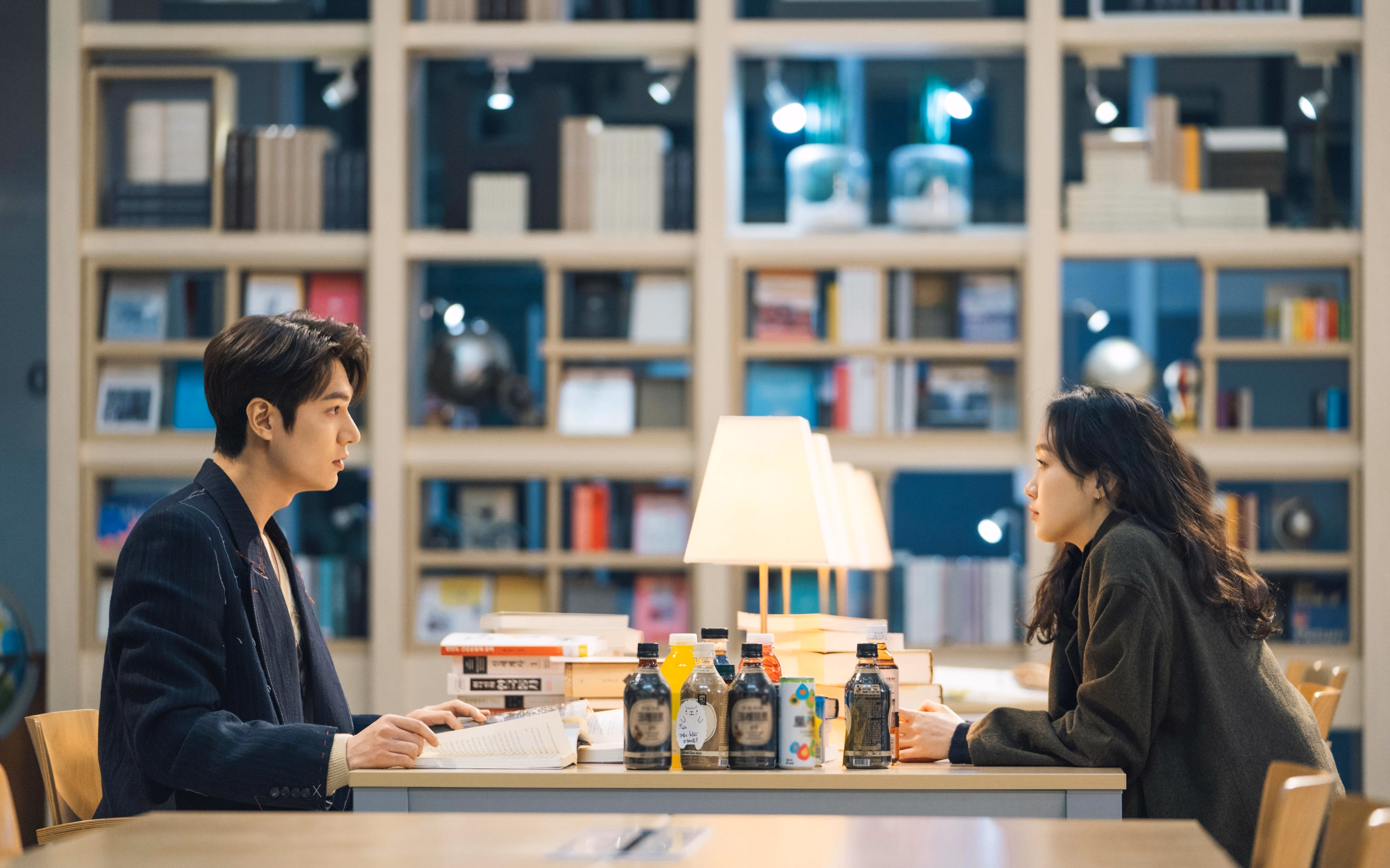 核心中场持续发力成为进攻与防守之间的重要桥梁，中场核心穿几号